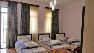 Гостевой дом Guest House Luka Батуми Трехместный номер с ванной комнатой-2