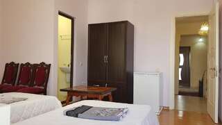 Гостевой дом Guest House Luka Батуми Трехместный номер с ванной комнатой-3