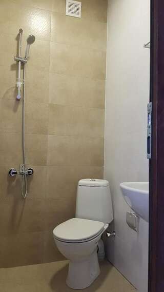 Гостевой дом Guest House Luka Батуми Трехместный номер с ванной комнатой-5