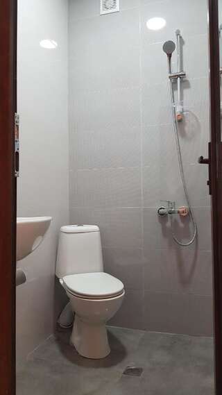 Гостевой дом Guest House Luka Батуми Двухместный номер с 2 отдельными кроватями и душем-2