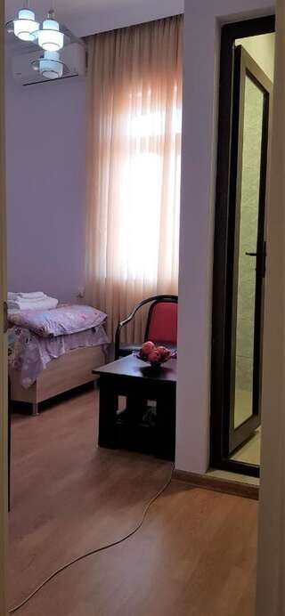 Гостевой дом Guest House Luka Батуми Двухместный номер с 2 отдельными кроватями и душем-5