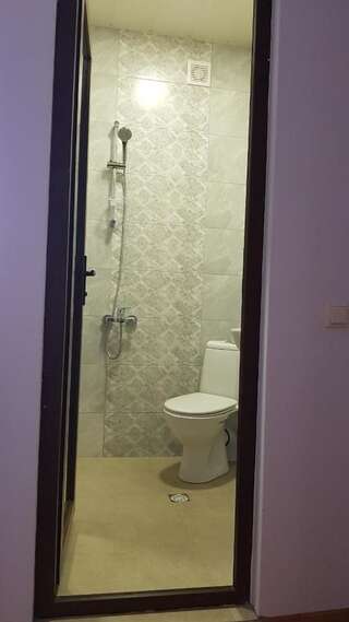 Гостевой дом Guest House Luka Батуми Двухместный номер с 2 отдельными кроватями и душем-7